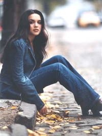 Norah Jones chillin' in the street
